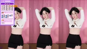 아이돌 QWER 마젠타 ★ 전자담배피며 방송 - 실시간 국산야동 국산야동
