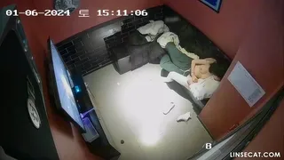 윗옷 벗어 던지고 오붓한 시간 보내는 대담한 커플 - 실시간 국산야동 국산야동